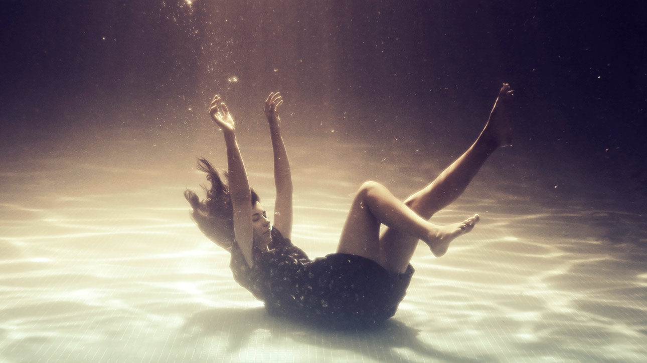 Люди опустившиеся на дно. Девушка под водой. Девушка тонет. Девушка падает в воду. Девушка под водой тонет.